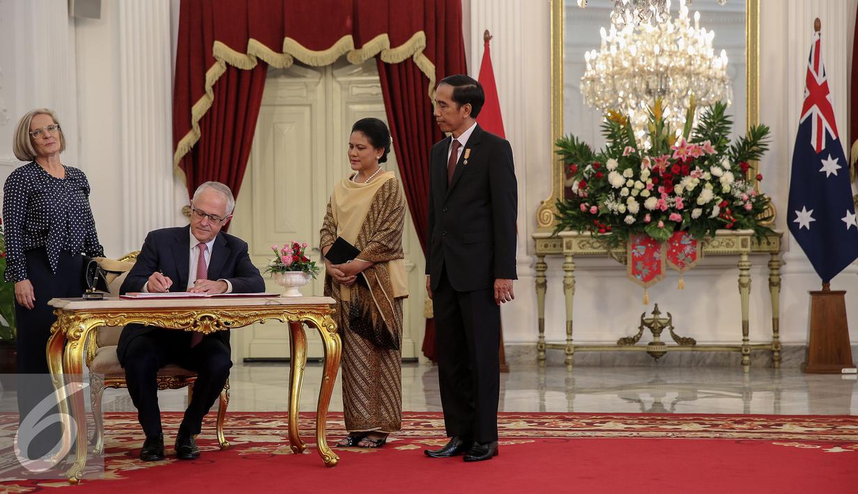 Perdana Menteri Australia  Malcolm Turnbull mengisi buku tamu di Istana Merdeka, Jakarta, Kamis (12/11). Kedatangan Turnbull ke Indonesia dalam rangka memperbaiki hubungan diplomatik dan ekonomi. (Liputan6.com/Faizal Fanani)