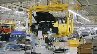 Pabrik dari PT Mitsubishi Motors Krama Yudha Indonesia (MMKI) memiliki kapasitas produksi 160 ribu unit per tahun), Cikarang, Bekasi, Jawa Barat, Selasa (25/4). (Liputan6.com/Angga Yuniar)