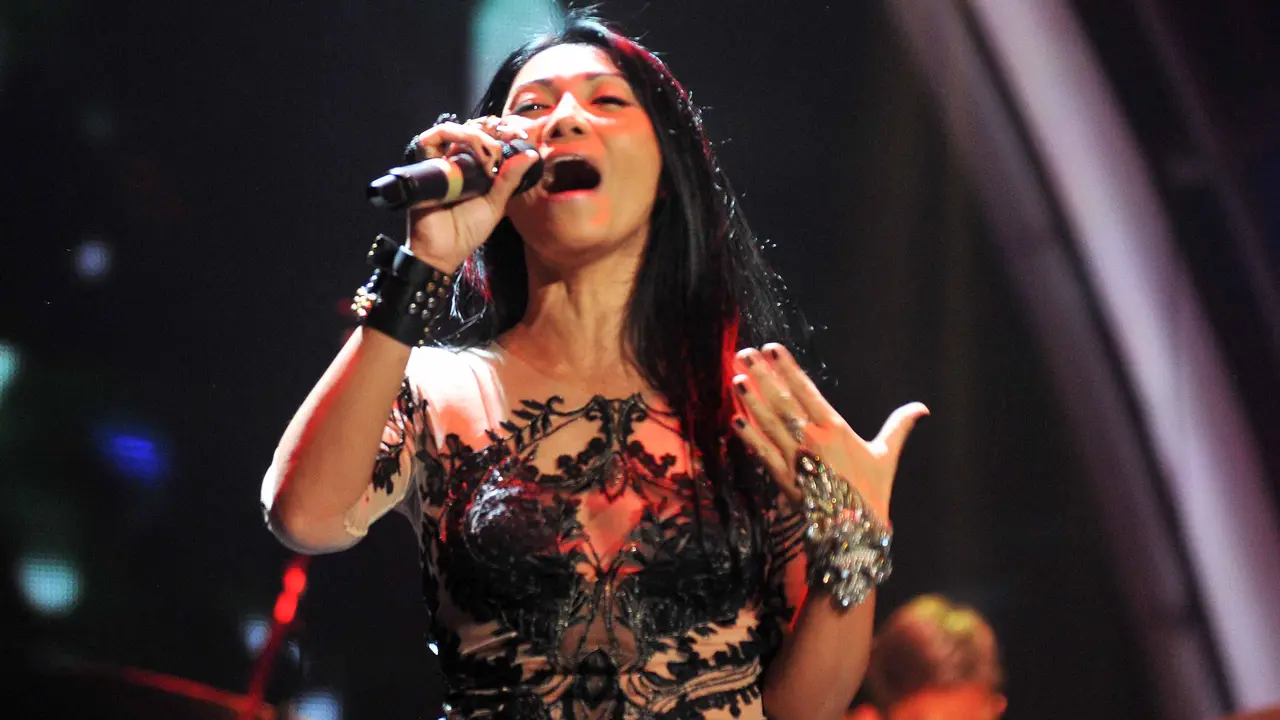 Anggun C Sasmi Pakai Gaun Transparan di Final IGT 2014