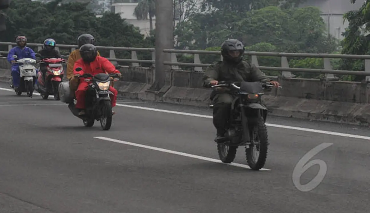 Hujan yang turun sejak Minggu (8/2) lalu mengakibatkan banjir di kawasan jalan Yos Sudarso, Jakarta. Para pengendara sepeda motor diperbolehkan melintasi jalan tol Wiyoto Wiyono, Jakarta, Senin (10/2/2015). (Liputan6.com/Herman Zakharia)