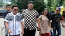 Desainer Ivan Gunawan bersama Nassar dan Soimah tiba di Polsek Kelapa Gading untuk menjenguk Saipul Jamil, Jakarta, Selasa (23/2). Kesibukan yang padat, membuat ketiganya baru memiliki waktu menjenguk duda Dewi Perssik. (Liputan6.com/Herman Zakharia)