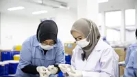 Yane Ardian mengunjungi PT Athena Royal Kosmetika. (Foto: Dok.)