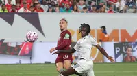 Jarrod Bowen (kiri) mencetak gol saat Manchester United (MU) menghadapi West Ham pada laga uji coba di Metlife Stadium, Amerika Serikat, Minggu (27/7/2025) WIB. (Vincent Carchietta /  AFP)