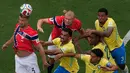 Pemain Norwegia Kristoffer Ajer menyundul bola melewati pemain Brasil Danilo dan pemain lainnya selama pertandingan sepak bola babak 16 besar Piala Dunia antara Brasil dan Norwegia di East Rutherford, N.J., dekat New York, Minggu, 5 Juli 2026. (AP Photo/Matt Slocum)