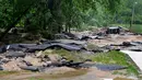 Aspal jalan raya mengelupas tersapu banjir bandang yang melanda Ellicott City, Maryland, Amerika Serikat, Senin (28/5). Banjir serupa yang mematikan, juga pernah terjadi di Maryland pada 2016 lalu. (AP Photo/David McFadden)