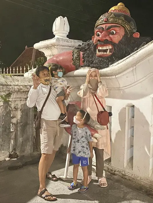 Pasangan yang tengah menanti kelahiran anak kelimanya ini mengaku khawatir akan berdampak buruk terhadap masa depan anak-anaknya. Ia pun mengajukan syarat ketika ingin bermain gadget harus membaca 10 halaman buku setiap harinya. (Instagram/zaskiadyamecca)