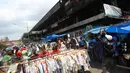 Pembeli melihat barang dagangan di kawasan Pasar Senen, Jakarta, Senin (23/1). Pascakebakaran beberapa hari lalu, para pedagang terpaksa berjualan di luar gedung, meskipun menutup jalan dan mengganggu arus lalu lintas. (Liputan6.com/Immanuel Antonius)