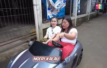 Bikin Ngakak, Ayu Ting Ting dan Boyen Keliling Naik Mobil 'Mini' di Gang Rumah