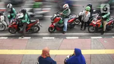 Ojek online menunggu dan menurunkan penumpang di Jakarta, Kamis (20/2/2020). Kementerian Perhubungan sedang menggodok kenaikan tarif ojek online. (Liputan6.com/Angga Yuniar)