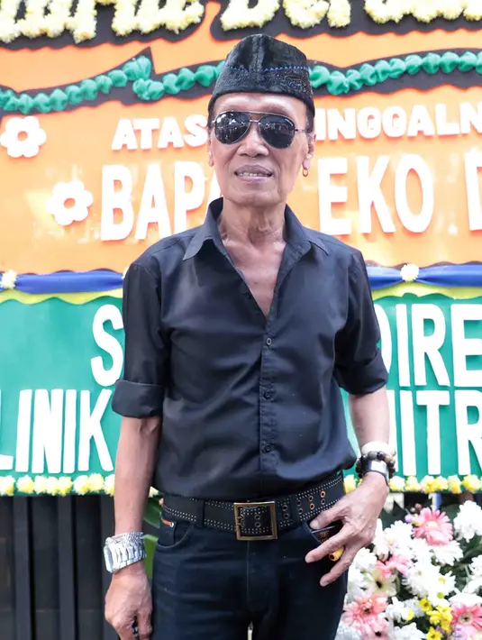 Mendengar keterangan komedian senior Doyok, tampak hubungan kekeluargaan yang sangat kuat di antara mereka. Terbukti dengan sikap perhatian mereka untuk mendiang Eko DJ. (Deki Prayoga/Bintang.com)