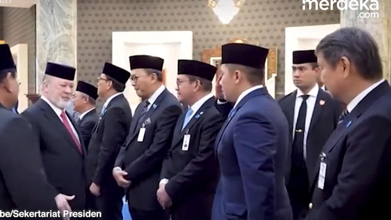 VIDEO: Mayor Teddy Beri Hormat & Hashim Membungkuk Dikenalkan Prabowo ke Raja Malaysia