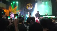 Power Slaves sukses menghentak saat menggelar konser "Find Our Love Again Tour 2018" di Hard Rock Cafe, Jakarta, Kamis (9/8). (Liputan6.com/Edu Krisnadefa)
