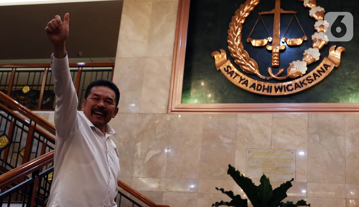 Jaksa Agung ST Burhanuddin usai menyampaikan keterangan di Kantor Kejaksaan Agung, Jakarta, Rabu (18/12/2019). Keterangan terkait perkembangan penyidikan dugaan tindak pidana korupsi di PT Asuransi Jiwasraya (Persero) yang menyebabkan kerugian Rp 13,7 triliun. (Liputan6.com/Johan Tallo)