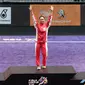 Atlet Timnas Wushu Indonesia Lindswell Kwok berdiri di podium usai menjuarai pertandingan wushu di Kuala Lumpur Convention Centre Hall 5, Kuala Lumpur, Malaysia, Selasa (21/8). Lindswell meraih skor 9,68. (Liputan6.com/Faizal Fanani)