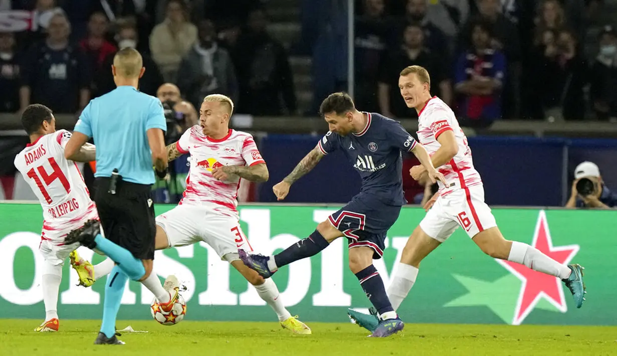 Pemain Paris Saint-Germain Lionel Messi (kedua kanan) melakukan tembakan saat melawan RB Leipzig pada pertandingan sepak bola Grup A Liga Champions di Stadion Parc des Princes, Paris, Prancis, Selasa (19/10/2021). Paris Saint-Germain (PSG) menang 3-2. (AP Photo/Francois Mori)
