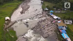 Foto udara menunjukkan wisatawan  berenang di aliran sungai Cipamingkis  Kecamatan Sukamakmur, kabupaten Bogor, Jawa Barat, Kamis (5/5/2022). Warga memanfaatkan aliran sungai tersebut sebagai sarana hiburan Hari Raya Idul Fitri 1443 Hijriah. (merdeka.com/Imam Buhori)