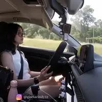 Gisela Cindy salah satu penyanyi dan pemeran yang kemudian memilih berhenti dari dunia entertainment. Adik Gracia Indri itu beberapa tahun belakangan ini tinggal di Kanada. Melalui akun instagramnya, ia kerap membagikan beberapa rutinitasnya. [Youtube/Gisela Cindy]