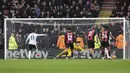 Pemain Liverpool, Mohamed Salah mencetak gol melalui tendangan penalti ke gawang Bournemouth dalam laga lanjutan Liga Inggris 2024/2025 di Vitality Stadium, Bournemouth, Inggris, Sabtu (02/02/2025). (AP Photo/Alastair Grant)