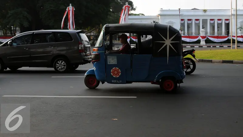 20160804-Bajaj di depan Istana Negara-Jakarta- Helmi Fithriansyah	