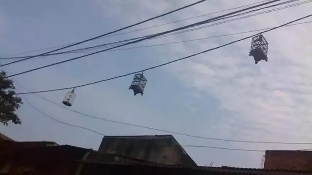 10 Potret Absurd Benda Nyangkut di Kabel Listrik, Ada Jemuran Hingga Mobil