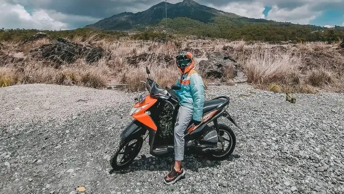 Perempuan Berusia 26 Tahun Ini Taklukan Jalur Jawa-Bali Solo Touring Naik Motor