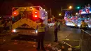 Ambulans didatangkan ke lokasi sebuah truk pickup yang menabrak kerumunan penonton Parade Mardi Gras di New Orleans, Sabtu (25/2). Polisi masih melakukan penyelidikan lebih lanjut mengenai kejadian ini. (Chris Granger/NOLA.com The Times-Picayune via AP)