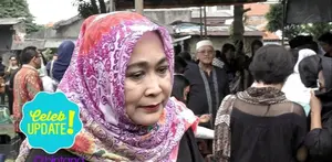 Jenny Rachman datang di pemakaman January Christy. Yenny mengaku tidak terlalu tahu soal penyakit yang diderita January Christy.