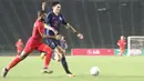 Striker Timnas Indonesia, Marinus Wanewar, berusaha mengontrol )bola saat melawan Thailand pada laga Piala AFF U-22 2019 di Stadion National Olympic, Phnom Penh, Selasa (26/2). Indonesia menang 2-1 atas Thailand. (Bola.com/Zulfirdaus Harahap)