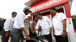 Dirut BRI Suprajarto dan Direktur Hubungan Kelembagaan BRI Sis Apik Wijayanto mengunjungi Petrashop di BUMdes Pandawa, Tasikmalaya (28/1). Hingga akhir Desember 2018, tercatat 17.545 BUMDes di telah menggunakan rekening BRI. (Liputan6.com/Pool/Humas BRI)