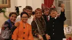 Sejumlah menteri Kabinet Kerja mengenakan pakaian adat nusantara pada Peringatan Konferensi Asia Afrika (KAA) 2017 di Istana Negara, Jakarta, Selasa (18/4). Peringatan KAA kali ini mengangkat tema 'Keberagaman Indonesia'. (Liputan6.com/Angga Yuniar)