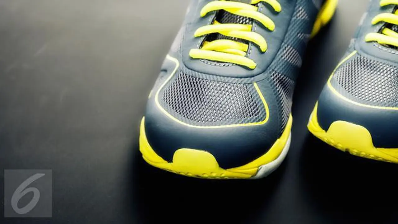 Greget, Jas Hujan Ini Dibuat Khusus Buat Sneakers Mahal