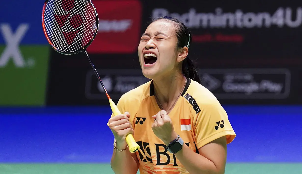 Ekspresi Lisa Ayu Kusumawati setelah memenangkan laga melawan pasangan Jepang, Kyohei Yamashita/Naru Shinoya di perempat final All England 2023. (AP/PA/Zac Goodwin)