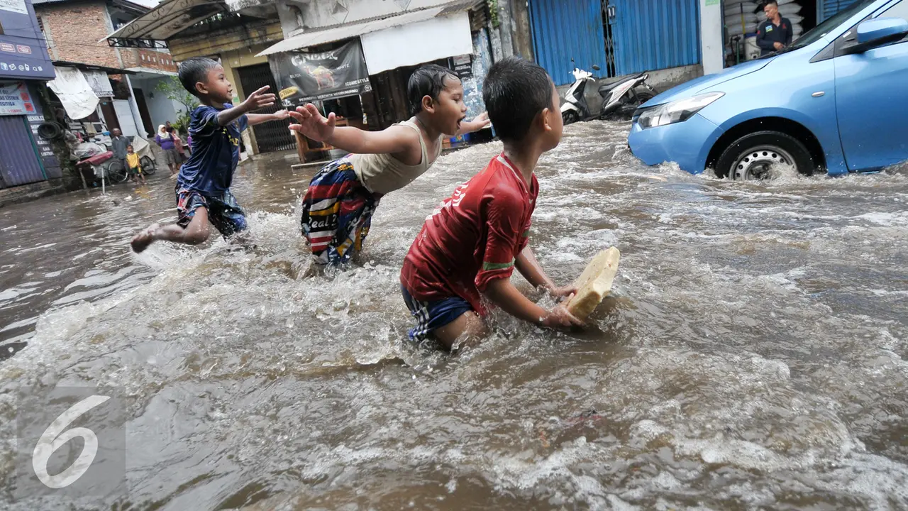 20160720-Anak Main Banjir-Jakarta- Yoppy Renato