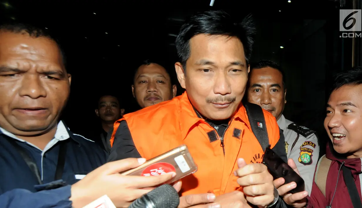 Anggota DPR dari Fraksi Golkar Bowo Sidik Pangarso (BSP) dikawal petugas usai menjalani pemeriksaan di Gedung KPK, Jakarta, Kamis (28/3). KPK menetapkan BSP dan dua tersangka terkait dugaan suap pelaksanaan kerja sama pengangkutan di bidang pelayaran angkut barang pupuk. (merdeka.com/Dwi  Narwoko)