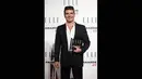 Simon Cowell berpose dengan penghargaannya sebagai 'Outstanding Contribution to Entertainment' dalam ajang Elle Style Awards 2015, London, Selasa (24/2). (AFP PHOTO/Justin Tallis)