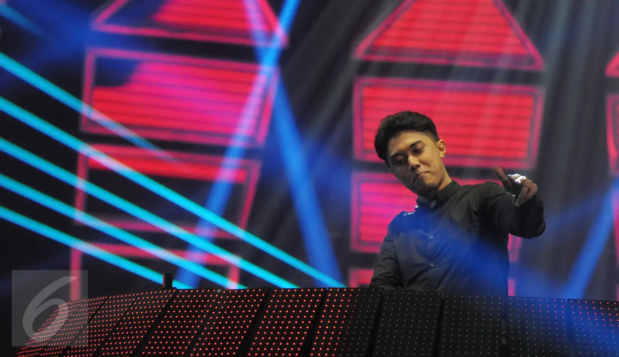 Penampilan DJ Angger Dimas di acara The Biggest Concert di Studio 6 Emtek City, Jakarta, Rabu (16/12).  Konser bertajuk The Biggest Concert Angger Dimas: Night Like This itu menghadirkan beberapa musisi ternama Indonesia. (Liputan6.com/Herman Zakharia)