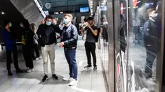 Orang-orang yang menaiki Metro mengenakan masker di Kopenhagen Sabtu (22/8/2020) dini hari. Pemerintah Denmark telah mewajibkan pemakaian masker di semua angkutan umum untuk mencegah penyebaran Covid-19 mulai Sabtu (22/8) ini.  (Olafur Steinar Rye Gestsson/Ritzau Scanpix via AP)