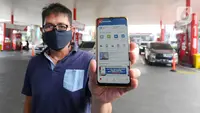 Pengendara menunjukkan aplikasi MyPertamina saat mendaftar untuk pembelian bahan bakar minyak (BBM) jenis Pertalite dan Solar subsidi untuk kendaraan roda empat di SPBU Pertamina 31.124.02 di kawasan Fatmawati, Jakarta, Rabu (27/7/2022). PT Pertamina (Persero) mencatat 80 persen kendaraan yang didaftarkan mengkonsumsi BBM jenis Pertalite. (merdeka.com/Arie Basuki)