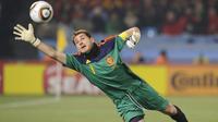 Iker Casillas. Kiper Timnas Spanyol yang terakhir membela Spanyol pada Piala Dunia 2018 ini menjadi kiper peraih Golden Glove di edisi 2010 saat berlangsung di Afrika selatan. Tampil penuh dalam seluruh 7 laga Spanyol di Piala Dunia 2014, ia mampu membawa Tim Matador meraih trofi Piala Dunia 2010 usai mengalahkan Belanda 1-0 di laga final. Timnas Spanyol sekali kalah di laga pembuka Grup H saat takluk 0-1 dari swiss, sementara 6 laga berikutnya hingga final disapu bersih dengan kemenangan. Dari 7 laga, Iker Casillas mencetak 5 kali clean sheet dan hanya kebobolan 2 gol. (AFP/Philippe Desmazes)