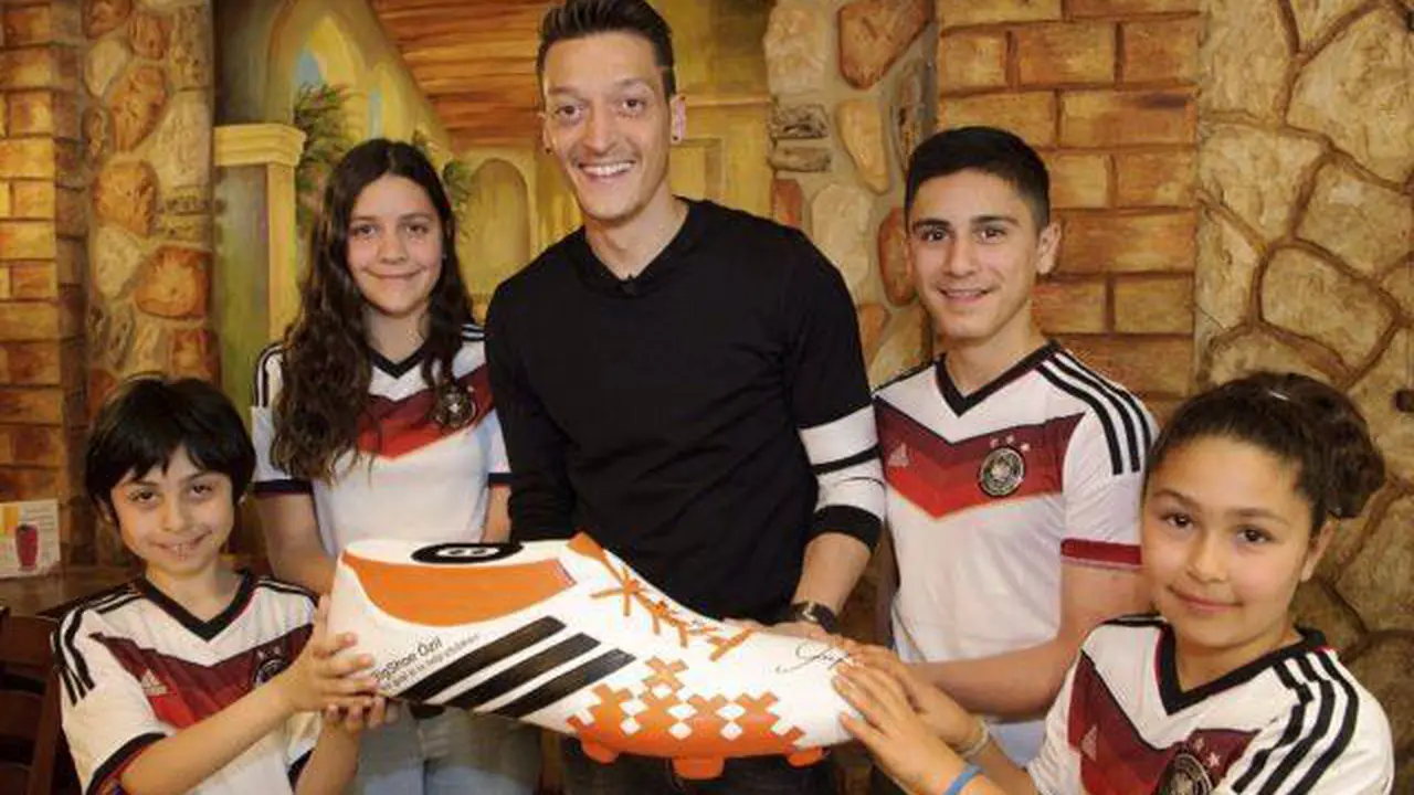 Ozil, Biayai Operasi Anak-anak Brazil