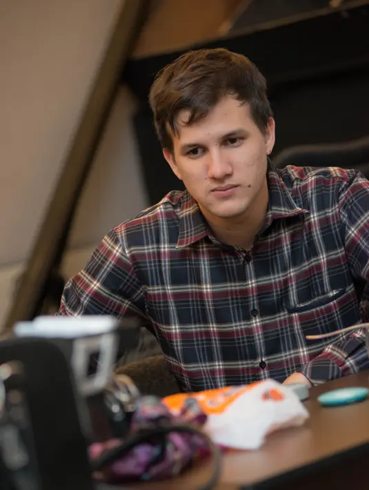 Stuart Collin menunggu giliran dirias. (Desmond Manullang/Bintang.com)