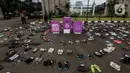 Ratusan sepatu diletakan saat aksi diam 500 Langkah Awal Sahkan Rancangan Undang-Undang Penghapusan Kekerasan Seksual (RUU PKS) di depan gedung DPR, Jakarta, Rabu (25/11/2020). (Liputan6.com/Johan Tallo)