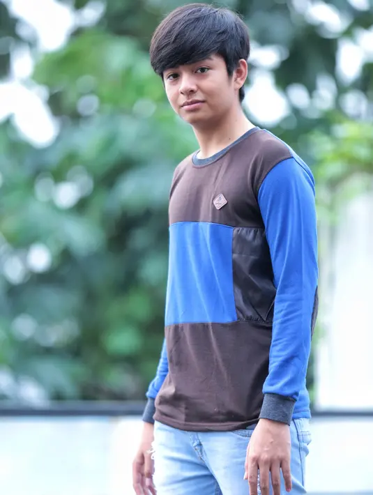 Ditengah kesibukannya yang padat, lantas seperti apa menjaga kondisi tubuhnya agar tetap bugar. Selain makan cukup, banyak air putih juga mengkonsumsi vitamin. Demi menjaga kesahatan, berat badannya malah naik. (Adrian Putra/Bintang.com)