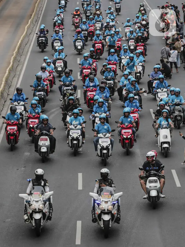 Anies Pimpin Karnaval Kendaraan Listrik