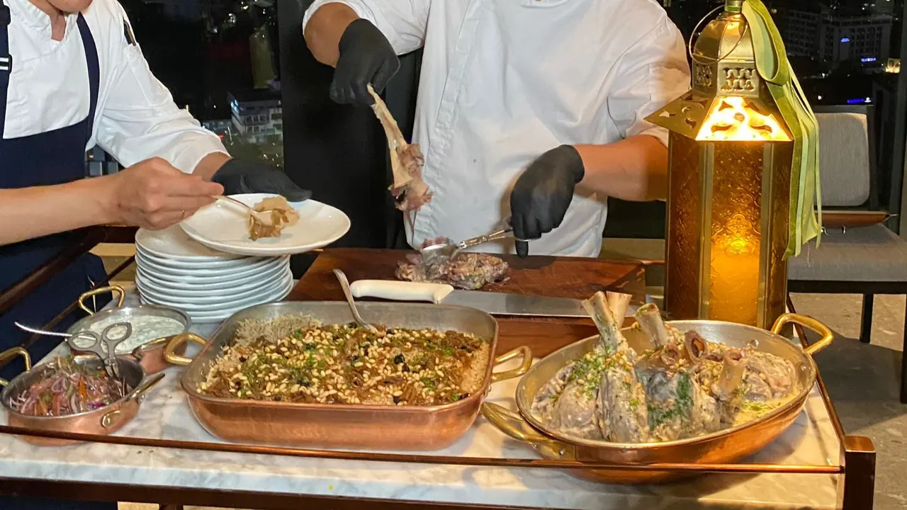 Mansaf Kharouf, hidangan tradisional Yordania berbahan dasar daging domba yang dimasak perlahan dengan bumbu khas Timur Tengah. (Dok. Liputan6.com/Teddy Tri Setio Berty)