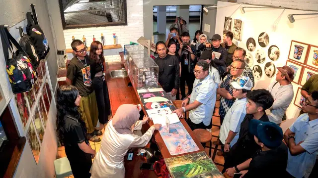 Menteri Ekraf Teuku Riefky mengunjungi Tahilalats Store.