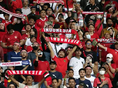 Pendukung timnas Indonesia membentang syal saat menyaksikan laga kualifikasi Grup A Piala AFF 2022 antara Indonesia melawan Kamboja di di Stadion Utama Gelora Bung Karno, Jakarta, Jumat (23/12/2022). Indonesia unggul 2-1 atas Kamboja lewat gol yang dicetak Egy Maulana Vikry dan Witan Sulaeman. (Liputan6.com/Helmi Fithriansyah)