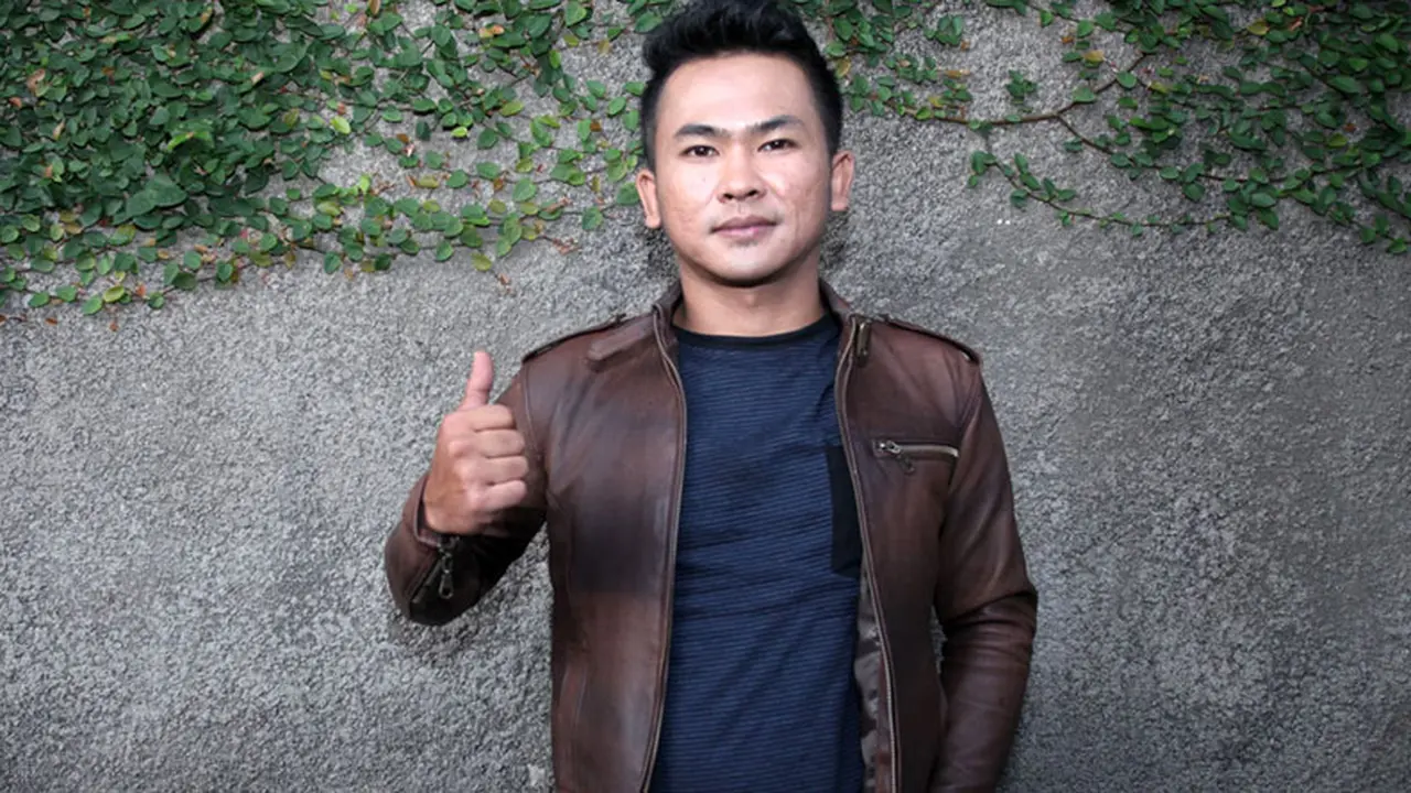 Ijonk Sempat Kepergok Manggung Pakai Gitar Curian