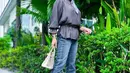 Syahrini juga mengenakan sepasang high heels warna abu-abu dengan aksen bening. Ia juga memakai hijab warna abu-abu dan kacamata hitam yang kece banget! (instagram.com/princessyahrini)