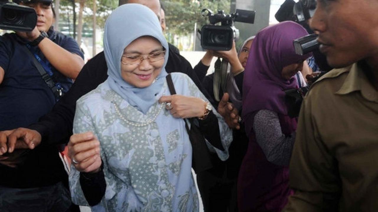 Sekjen DPR usai diperiksa KPK terkait suap Gubernur Sumut